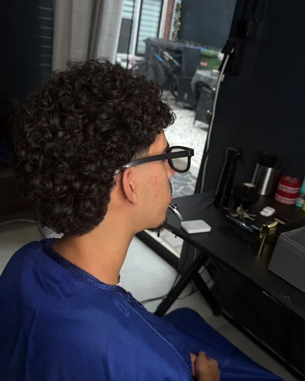 Krullen met lage fade bij Akcutz