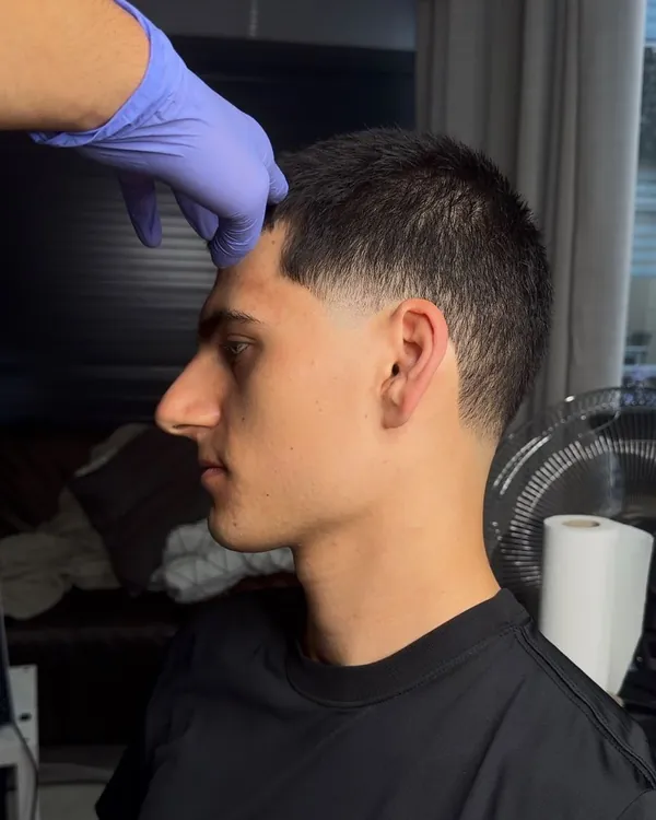 Korte buzz cut met fade bij Akcutz